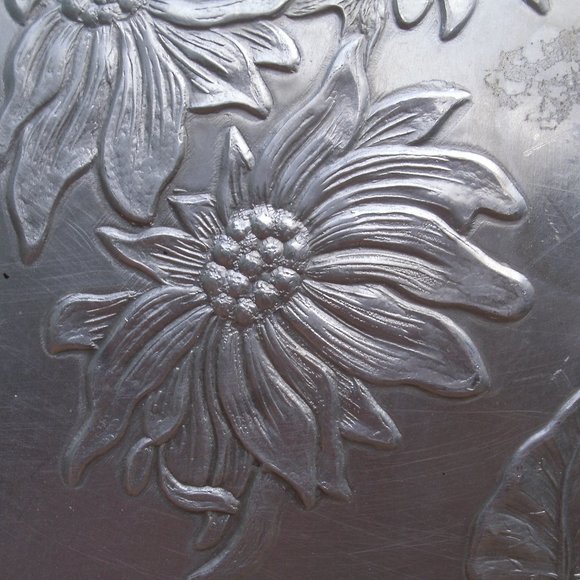 Vintage Farber & Shlevin Poinsettia Aluminum Serving Tray - Picture 9 of 16